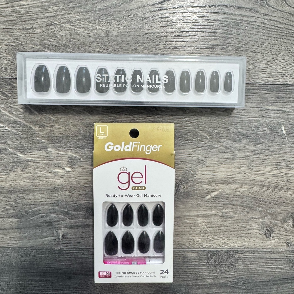 Set of 2 Artificial Nails NEW.